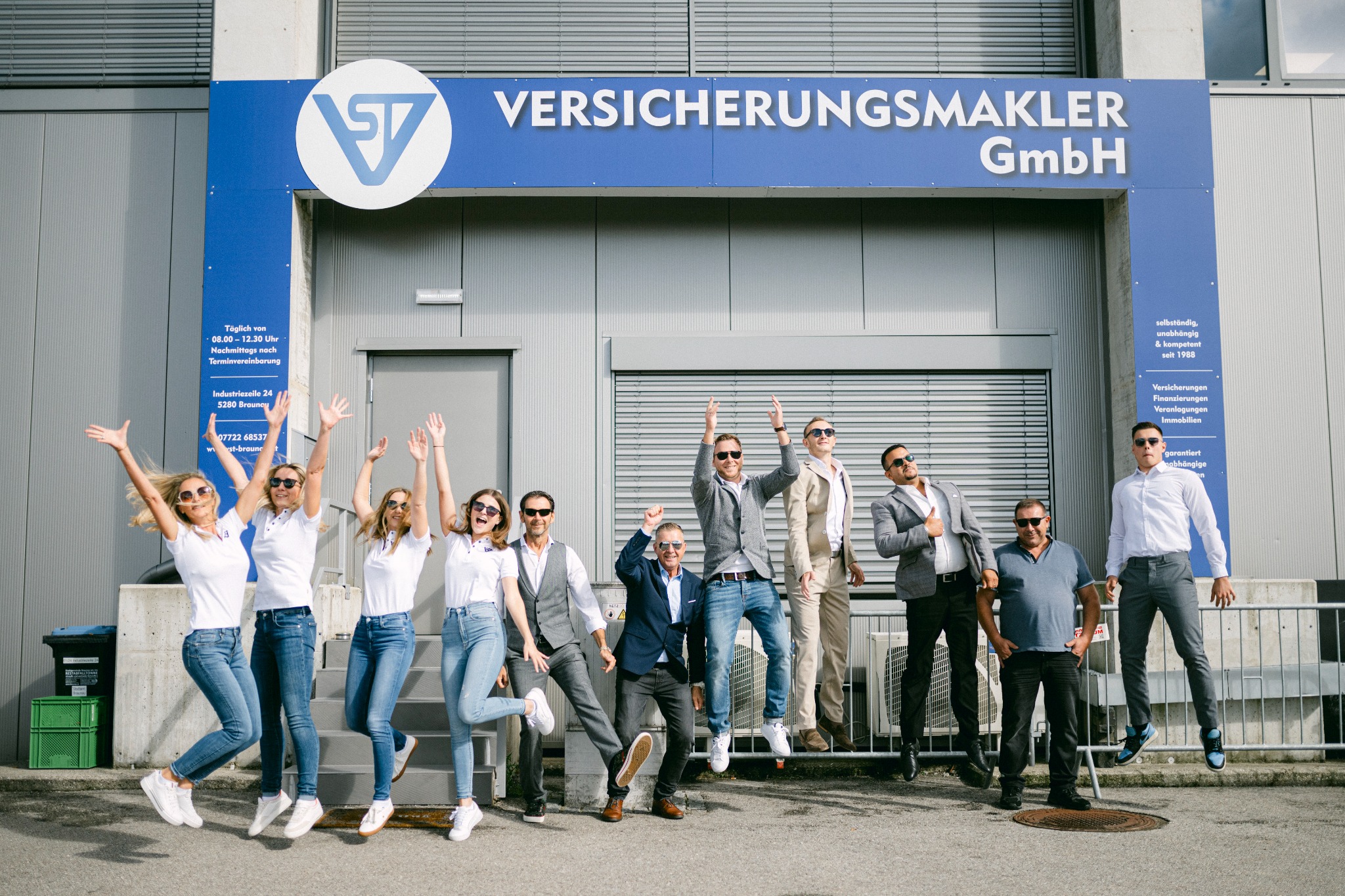 Das Team der VST Versicherungsmakler GmbH vor dem Büro in Braunau